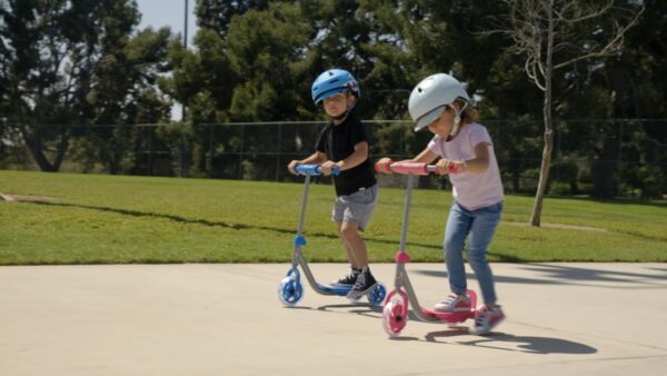 Razor Jr. Lil’ Kick – 3-Wheel Kick Scooter for Younger Children (Ages 3+), Max Rider Weight 44 lb (20 kg) - Image 2