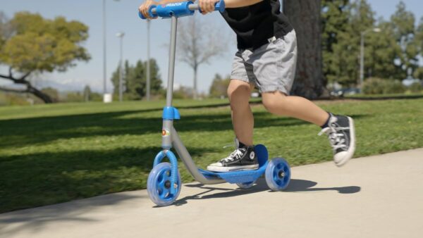 Razor Jr. Lil’ Kick – 3-Wheel Kick Scooter for Younger Children (Ages 3+), Max Rider Weight 44 lb (20 kg) - Image 6